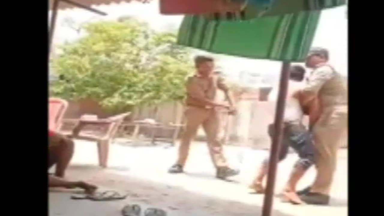 एक सिपाही ने पकड़ा और दूसरे ने डंडे पीटा... गोंडा में युवक की बेरहमी से पिटाई