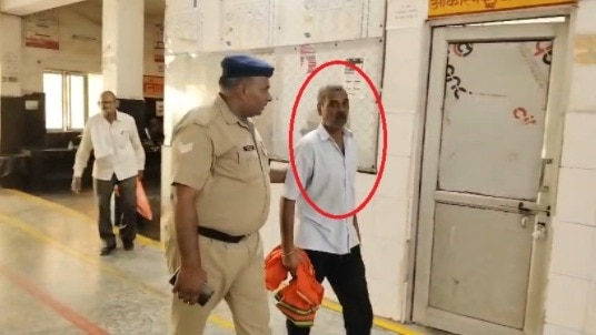 A man in Etawah stopped a train by waving a scarf (Photo: Screengrab)