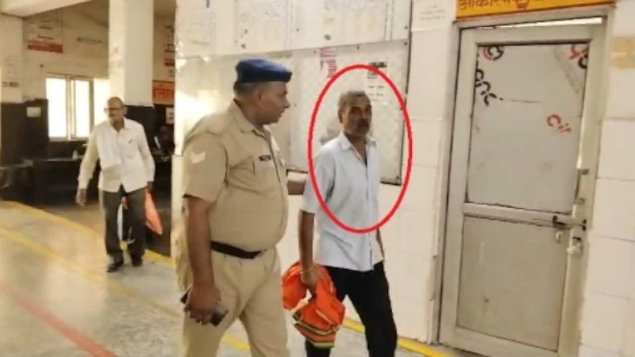 लाल गमछा देख ट्रेन ड्राइवर ने मार दिए ब्रेक, सच जान उड़े होश