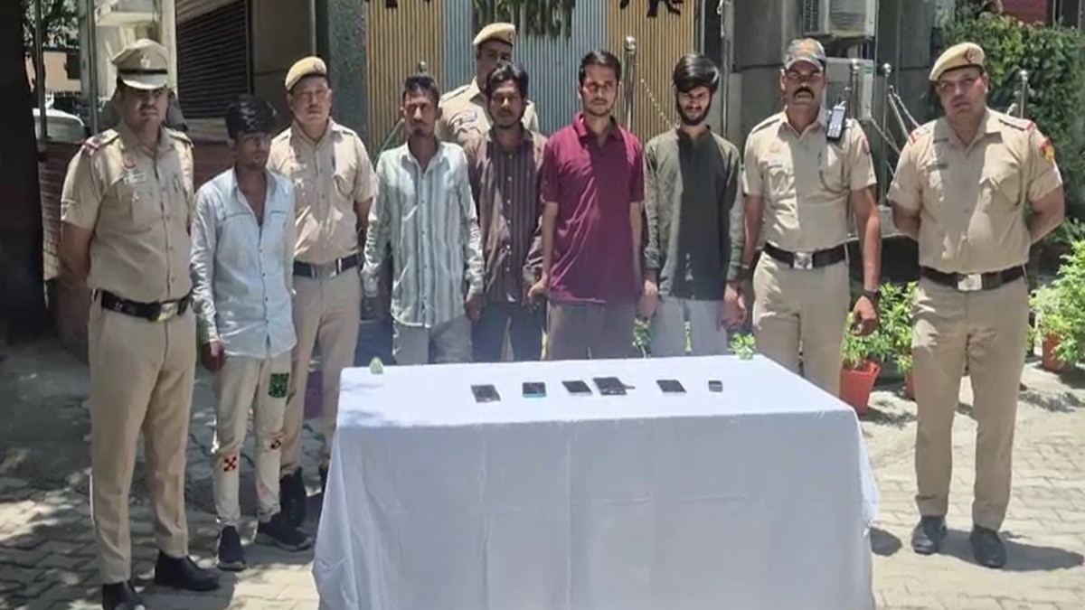ठगी के मामले में पुलिस ने पांच आरोपियों को अरेस्ट किया. (Photo: Screengrab)  