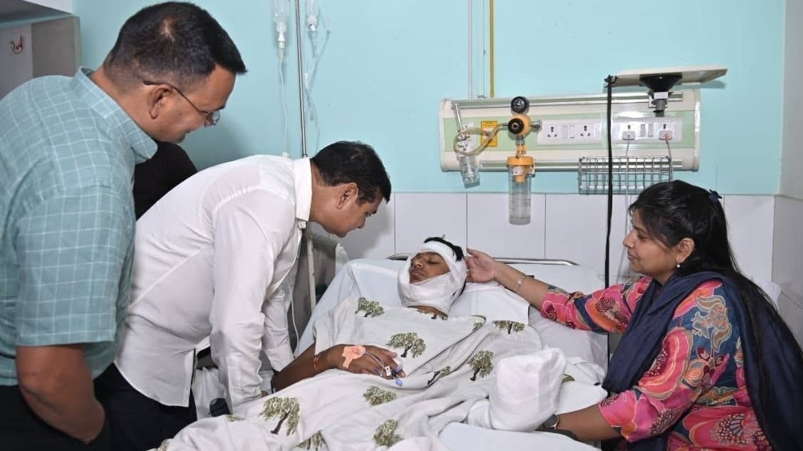 घायल भतीजे से मिलने अस्पताल पहुंचे मंत्री संजय गंगवार (Photo- ITG)