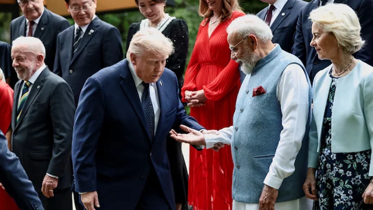पेरिस में आयोजित G7 समिट में ग्रुप फोटो सेशन के दौरान राष्ट्रपति ट्रंप और पीएम मोदी. (Photo: AFP)