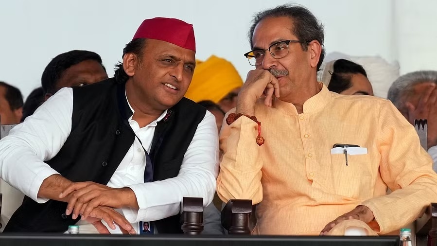 Samajwadi Party chief Akhilesh Yadav with Shiv Sena (UBT) chief Uddhav Thackeray. (File photo: PTI)