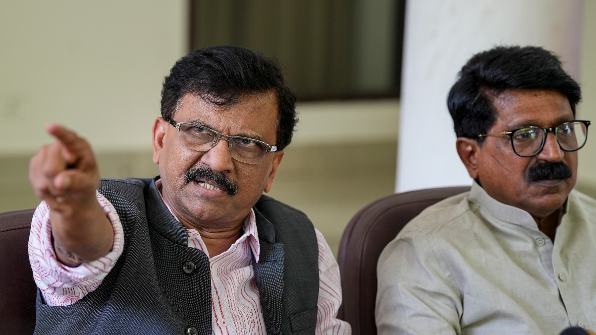 शिवसेना (UBT) ने अपने सांसदों को चेतावनी भी दी है. (Photo: PTI)