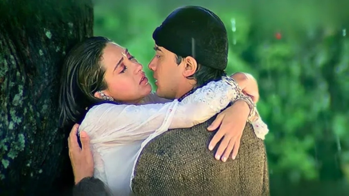 आमिर-करिश्मा का किसिंग सीन (Photo: YT/ Tips Official)