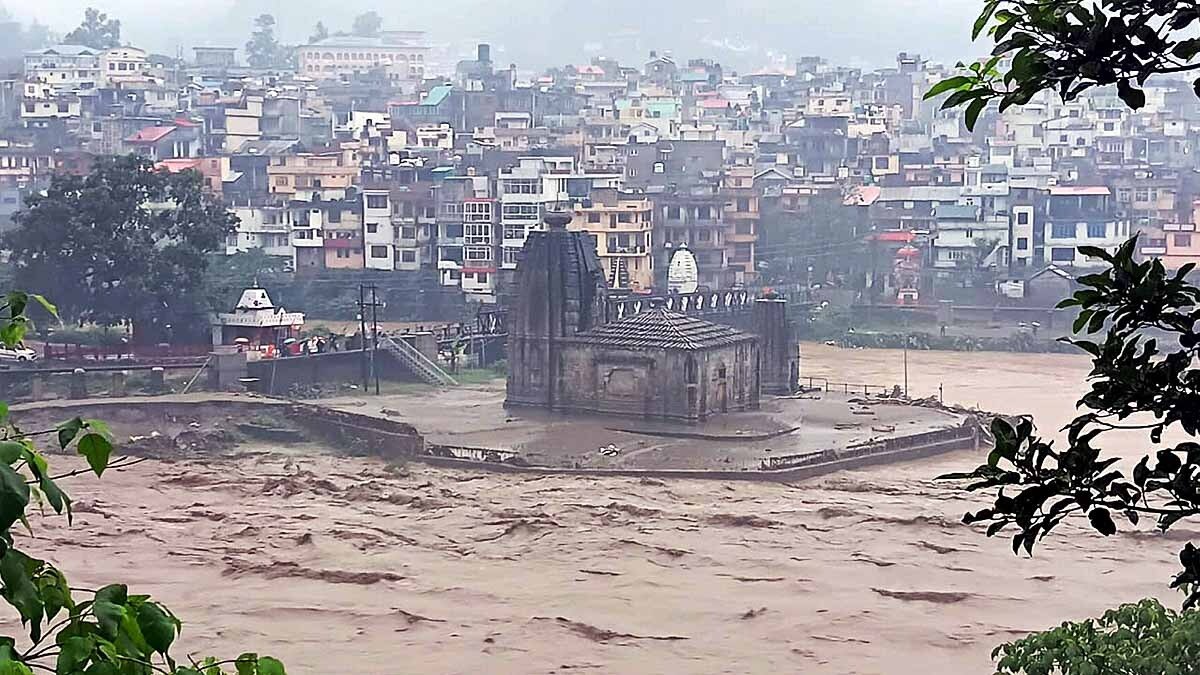 पिछले साल हिमाचल प्रदेश की मंडी में हुई मूसलाधार बारिश की वजह से बढ़ी हुई ब्यास और सुकेती नदी के किनारे पंचवक्त्र शिव मंदिर. (File Photo: PTI)