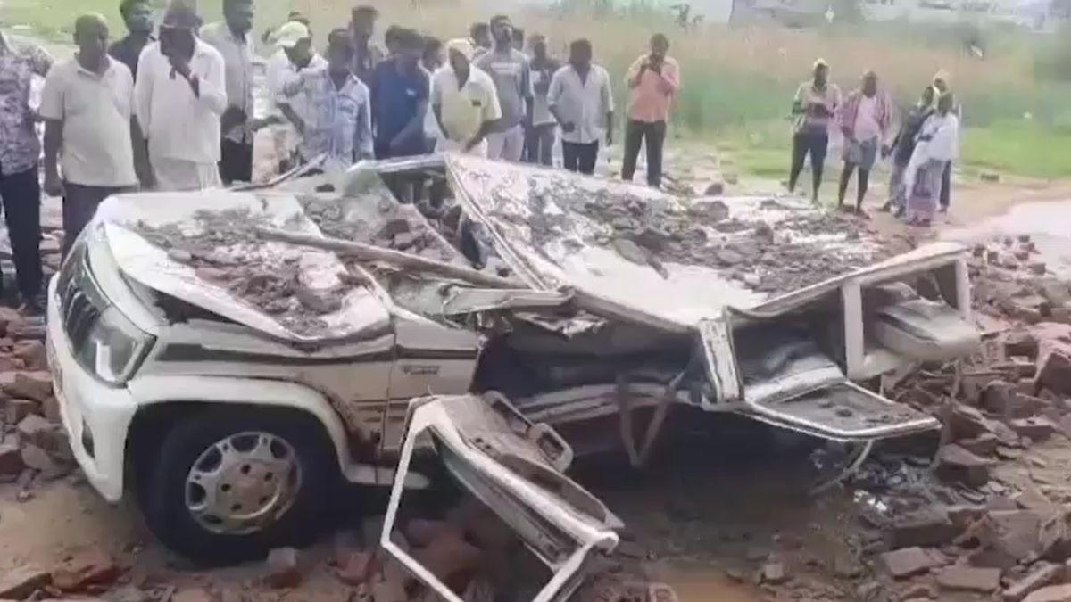 कार के ऊपर गिरी दीवार. (Photo: Screengrab)