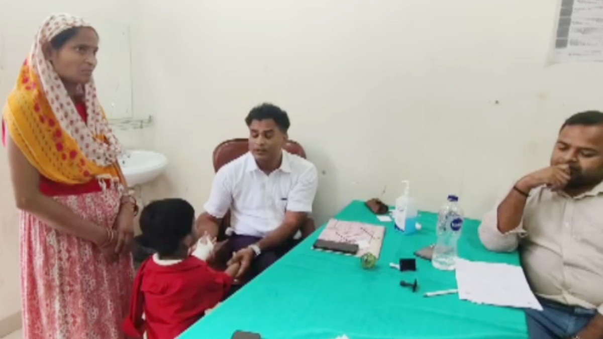 एक्स-रे देखने के बाद भी गलत हाथ में कर दिया प्लास्टर.(Photo:Screengrab)