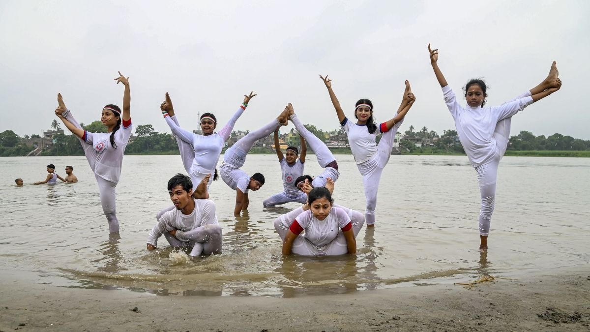 नदी में 500 नावों पर योग करते दिखेंगे लोग. (File Photo: PTI)