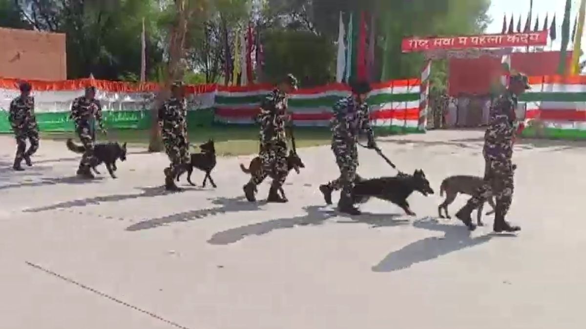 रिक्रूट प्रशिक्षण केंद्र के डीआईजी ने दी प्रशिक्षुओं को बधाई. (Photo: Screengrab)