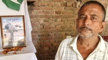 शहीद शुभम के पिता ने उसकी शादी पर सवाल खड़ा किया है (Photo: ITG)