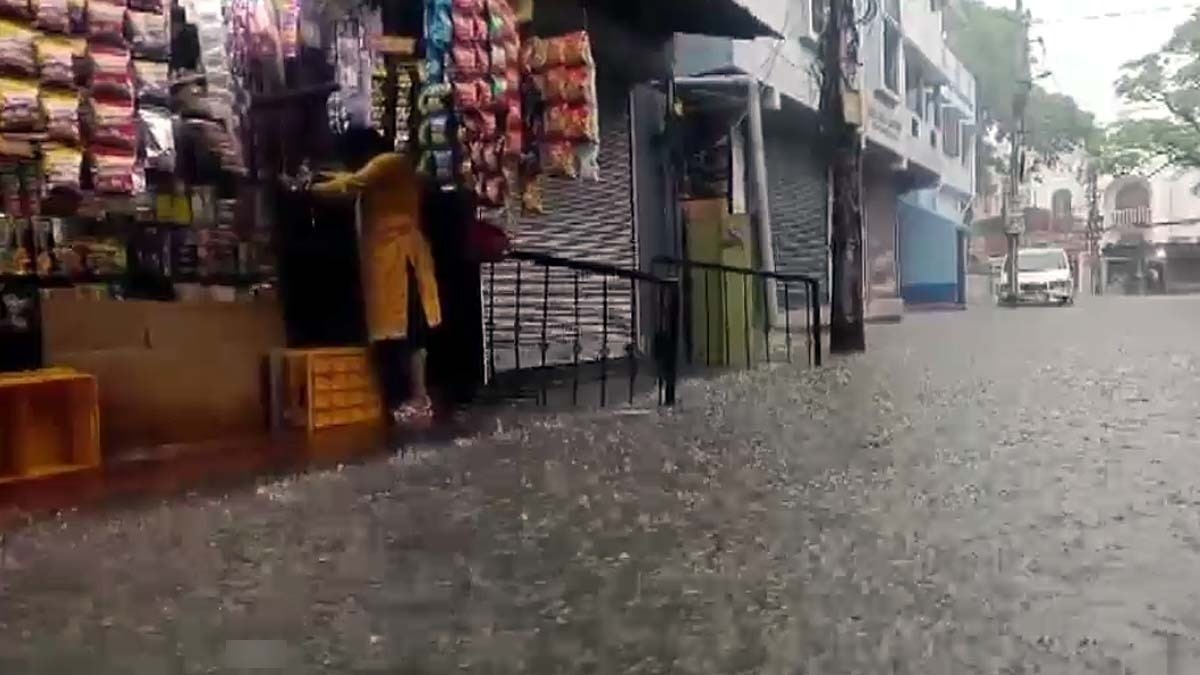 हावड़ा में भारी बारिश से सड़कों पर जलभराव (Photo- ITG Video Screengrab)