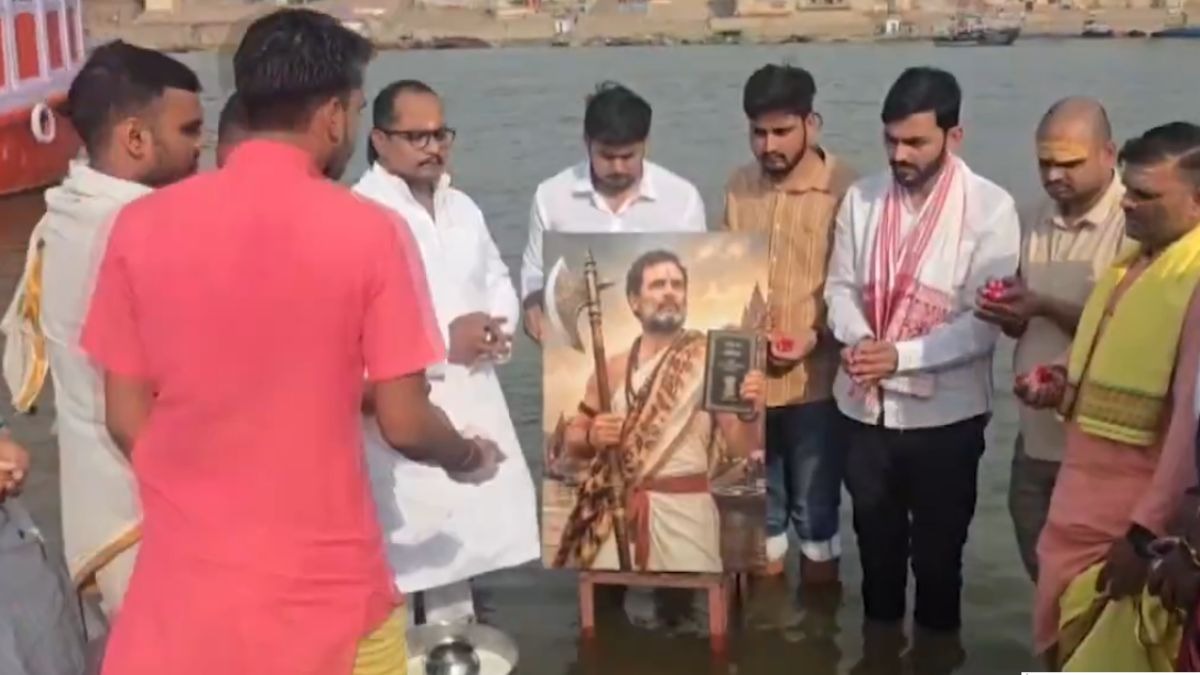 वाराणसी में कार्यकर्ताओं ने पोस्टर के साथ मनाया था राहुल गांधी का जन्मदिन. (Photo: PTI)
