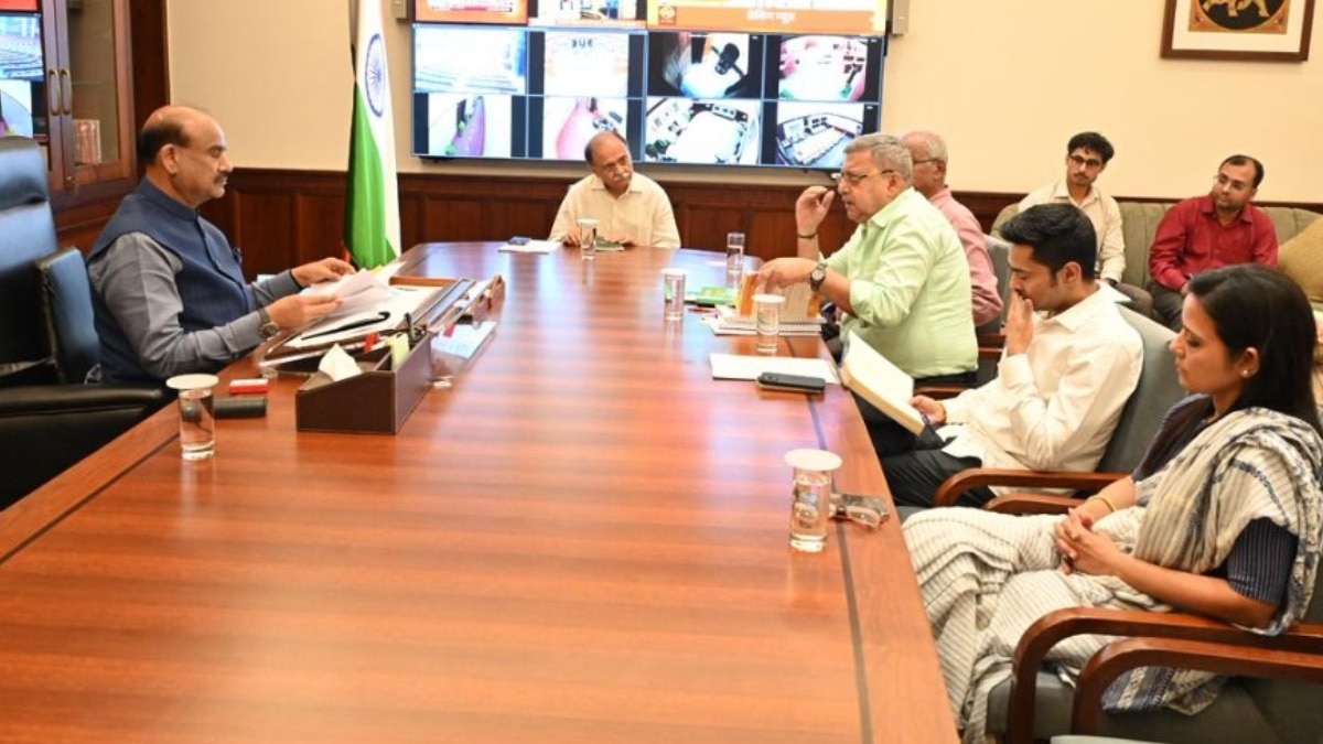 अभिषेक बनर्जी ने लोकसभा स्पीकर को 20 डिस्क्वालिफिकेशन याचिकाएं सौंपी हैं. (Photo: ITG)