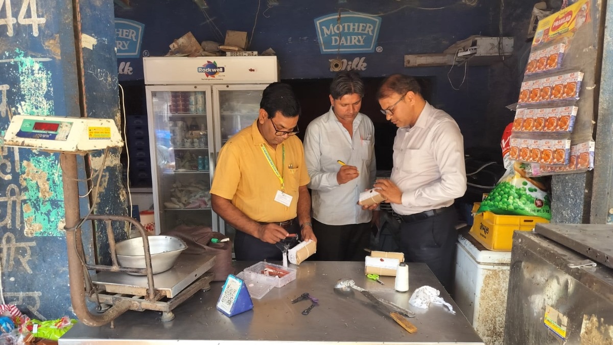 नोएडा में खाद्य विभाग की बड़ी कार्रवाई, 300 किलो नकली पनीर नष्ट
