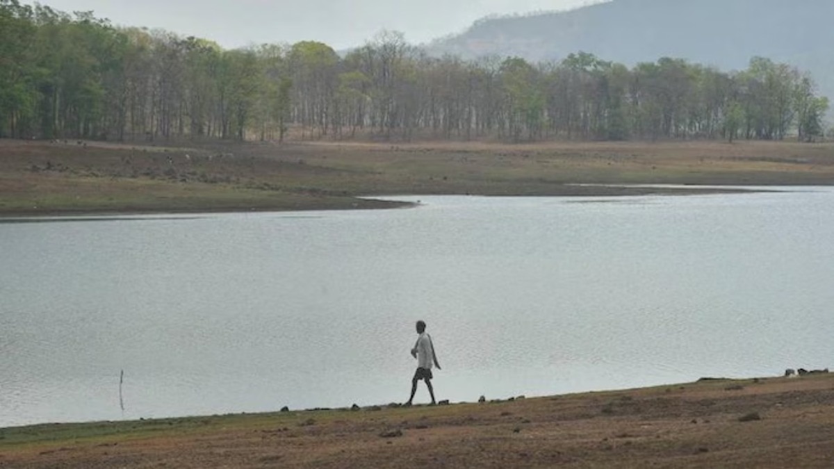 सिकुड़ते जलाशय बता रहे हैं कि मुंबई अब भी बारिश का इंतजार कर रही है (File Photo: PTI)