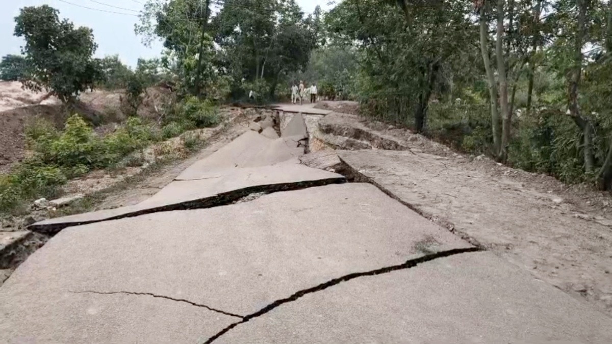 धमाका हुआ और जमींदोज हो गया रास्ता.(Photo:ITG)