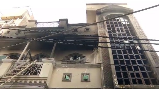 इलेक्ट्रॉनिक गोदाम में लगी आग (Photo: Screengrab)