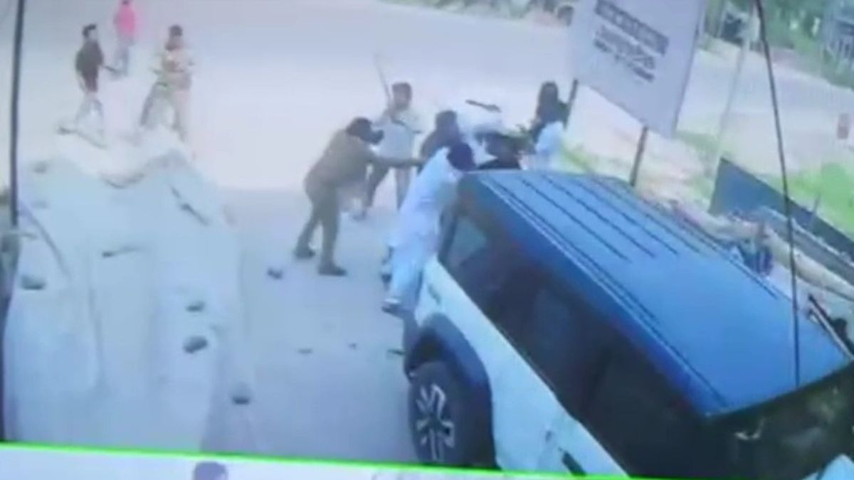 रामपुर में जीजा-साले के विवाद का CCTV आया सामने. (Photo: Screengrab)