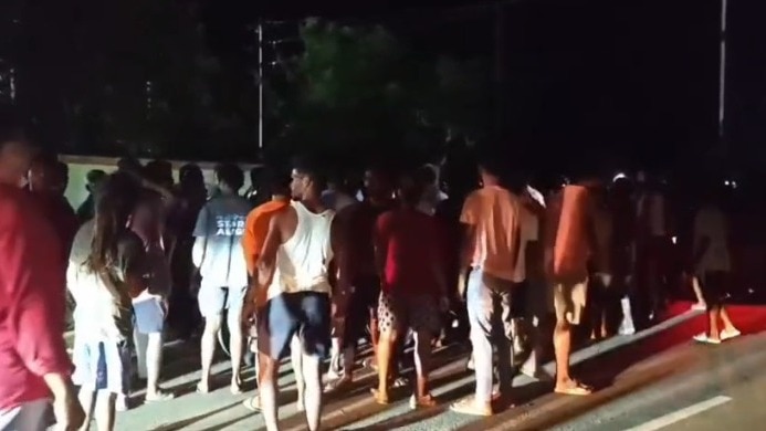 भीड़ ने एनजीओ वर्कर्स को घेरकर हमला कर दिया. (Photo: Screengrab)