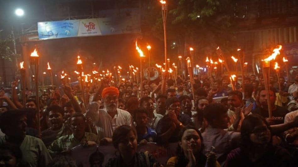 बांग्लादेश में भगवान राम की मूर्ति पर विवाद! ढाका की सड़कों पर उतरे हजारों हिंदू - bangladesh hindu protest ram statue controversy dhaka chants mdsb ntc - AajTak