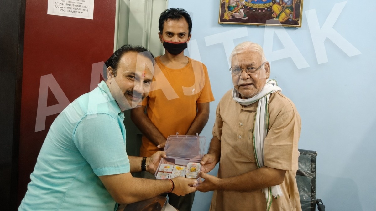 राम मंदिर ट्रस्ट को 60 किलो चांदी की शिलाएं सौंपते ज्वेलर्स एसोसिएशन के सदस्य. (Photo: Ashish Srivastava/ITG)