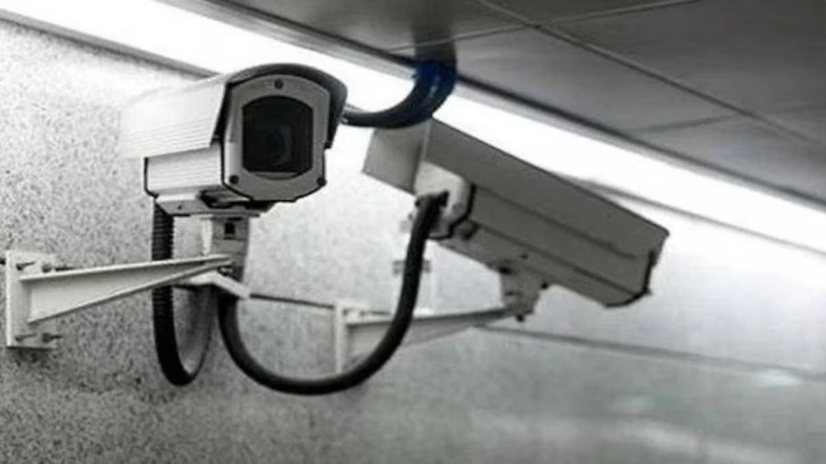 घर में लगे CCTV फुटेज खंगाली तो नजर आई एक महिला. (Photo: Representational)