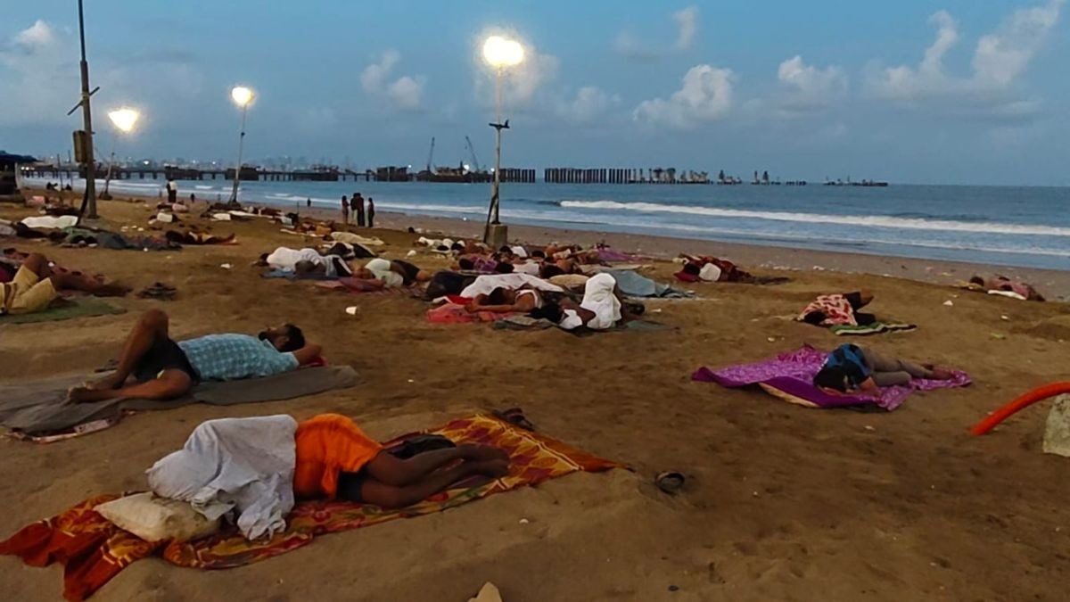 मुंबई में वर्सोवा बीच पर दिखी शहर की सबसे कड़वी तस्वीर. (Photo: ITG/Ajaz Khan)
