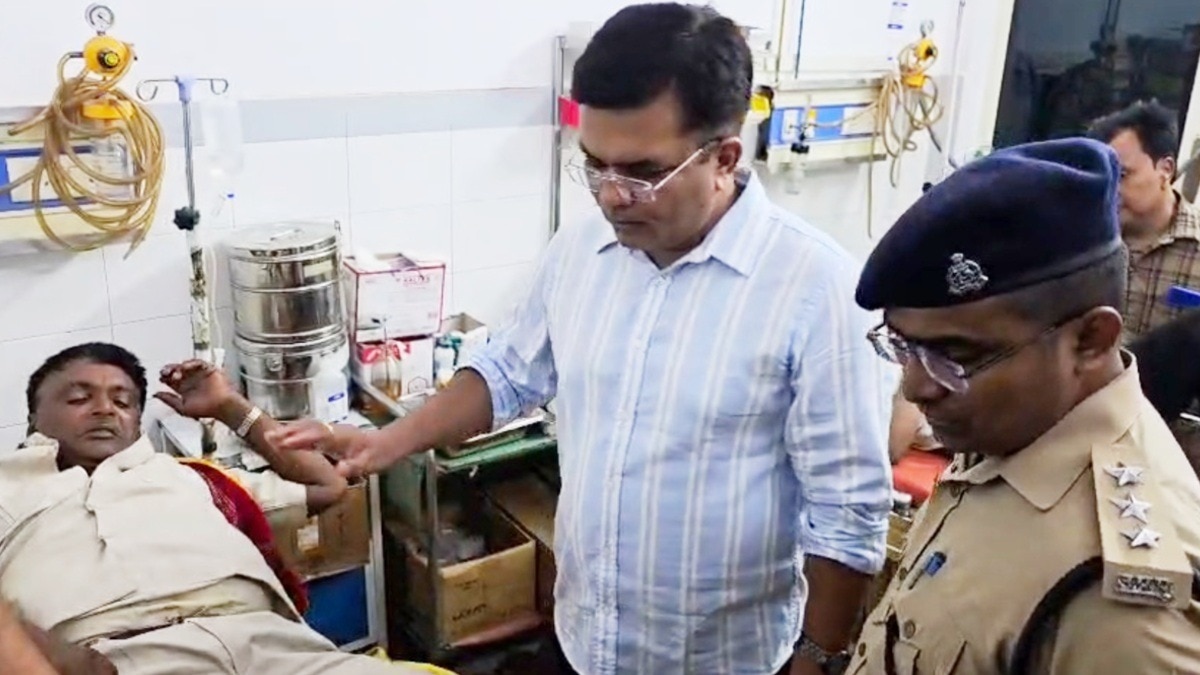 गोली लगने से घायल श्रद्धालु के पास पहुंचे पुलिस अधिकारी.(Photo:ITG)
