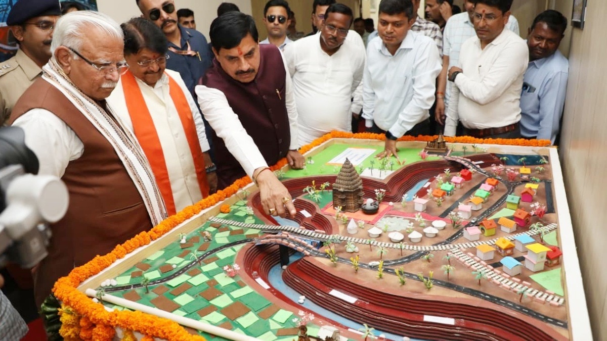 उज्जैन में शहरी विकास कार्यों का जायजा लेते केंद्रीय मंत्री और मुख्यमंत्री.(Photo:ITG)