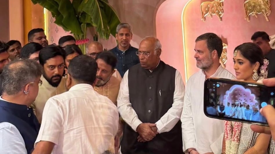 राहुल गांधी, मल्लिकार्जुन खड़गे... सुप्रिया सुले की बेटी की शादी में जुटे दिग्गज - revati sule sarang lakhani wedding political leaders Rahul Gandhi Akhilesh yadav Mohan Bhagwat ntc ntyv ...