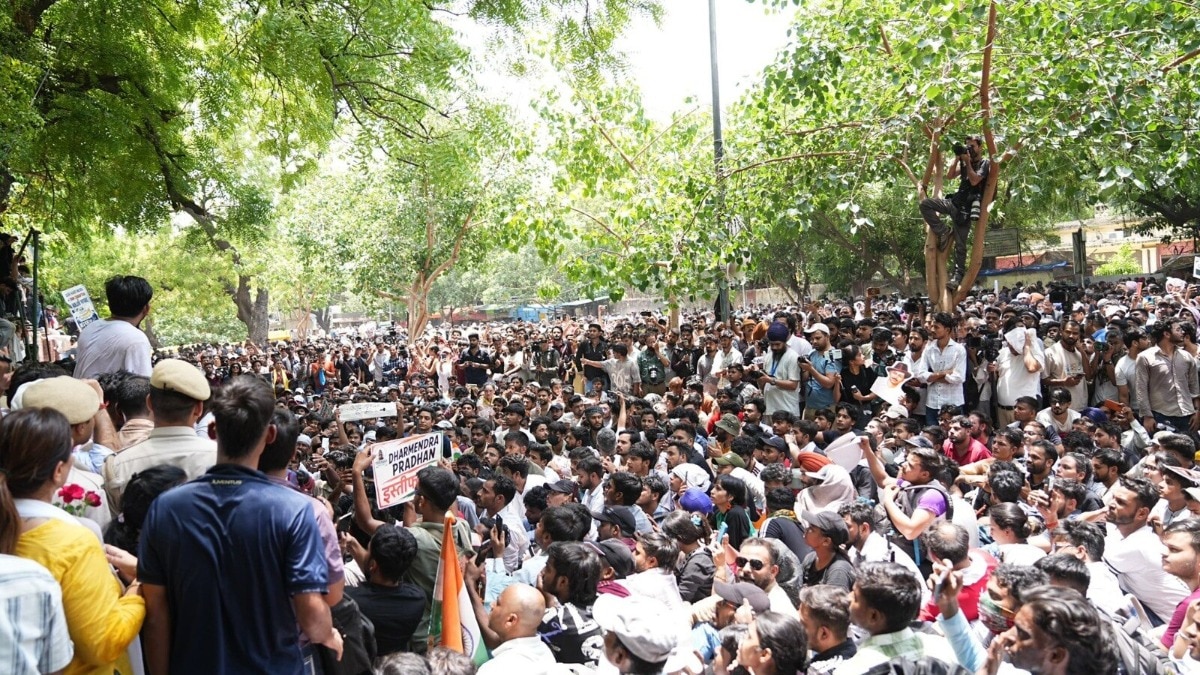 प्रदर्शनकारी शिक्षा मंत्री धर्मेंद्र प्रधान के इस्तीफे की मांग कर रहे हैं. (Photo- X)