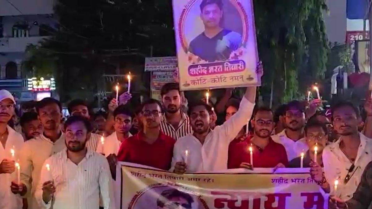 6a379b73383ce-arayouths-staged-protest-against-encounter-of-bharat-tiwari-candle-march-210605418-16x9.jpg