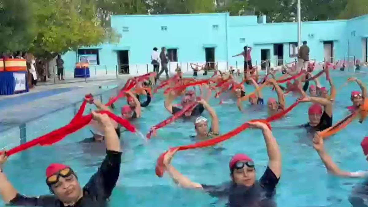 स्विमिंग पूल में महिलाओं ने किया योग. (Photo: Screengrab)