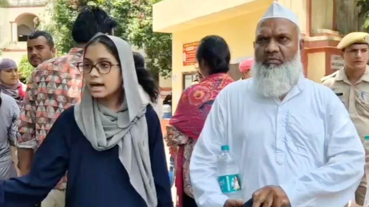NTA नियमों का हवाला देकर अड़ी छात्रा.(Photo:ITG)