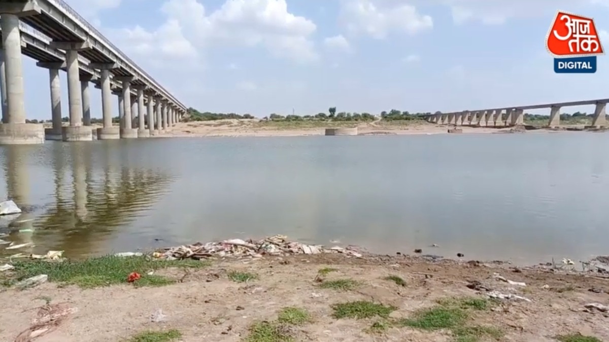 स्वच्छ चंबल में गिरते नाले के पानी ने नदी और उसके जीवों को लेकर चिंता बढ़ा दी (Photo: ITG)