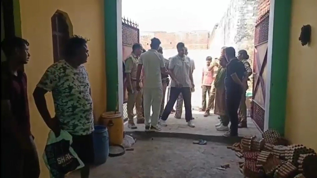 पटाखा फैक्ट्री में विस्फोट के बाद पूरे इलाके में फैल गई दहशत. (Photo: Screengrabs)