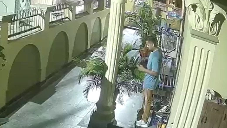 घर में घुसकर कपड़े चुराता चोर. (Photo: Screengrabs)