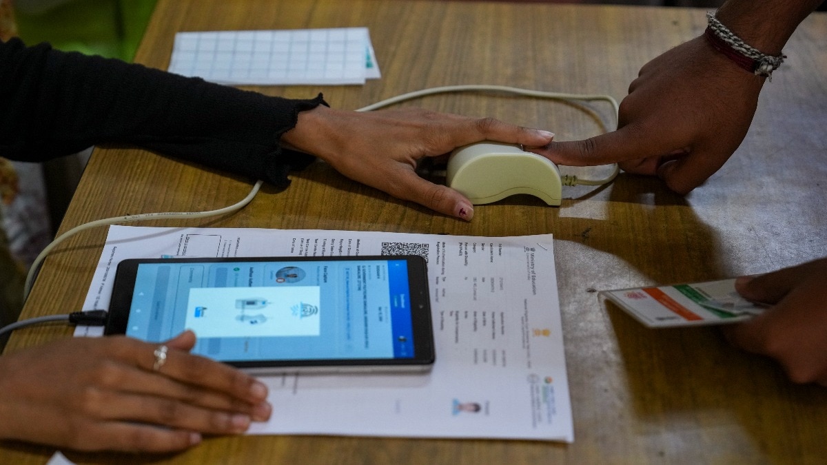 NEET-UG 2026 की री Exam में शामिल होने से पहले छात्रों के डॉक्यूमेंट वेरिफिकेशन और बायोमेट्रिक जांच भी हुई. (Photo: PTI)