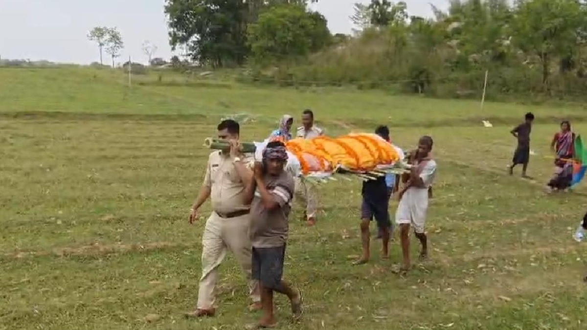 पुलिस इंस्पेक्टर ने उठाई अर्थी, किया अंतिम संस्कार (Photo: itg)