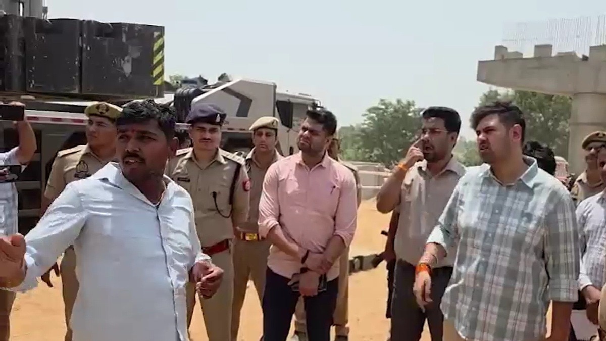 पुल हादसे का मुख्यमंत्री योगी ने लिया संज्ञान. (Photo: Screengrabs)