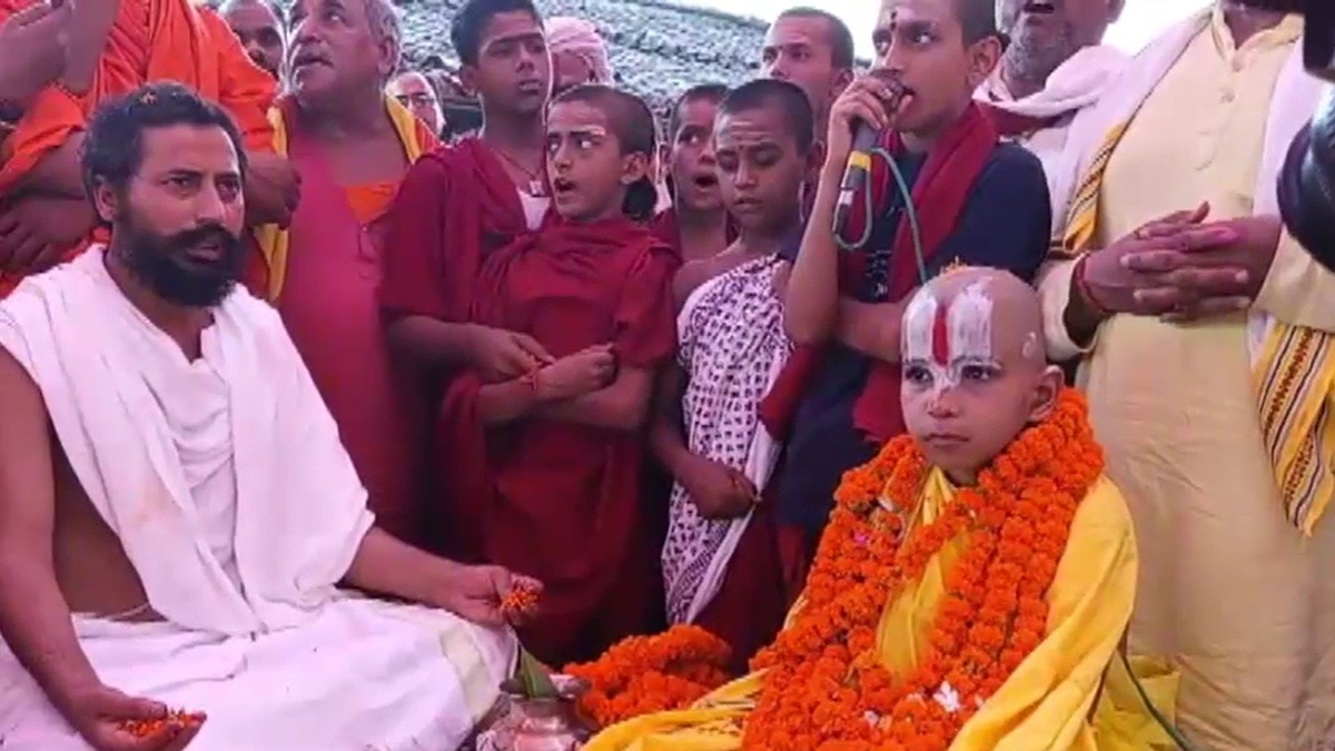 अभी गुरुओं के सानिध्य में रहेंगे शास्वत. (Photo: Screengrabs)