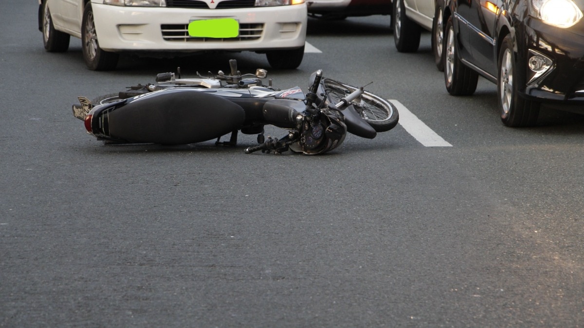फ्लाईओवर के ऊपर गिरी मिली बाइक. (Reparation photo: Pexels)