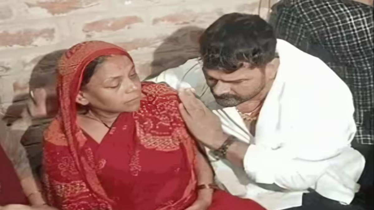 भरत तिवारी की मां से मिलते खेसारी लाल यादव. Photo ITG
