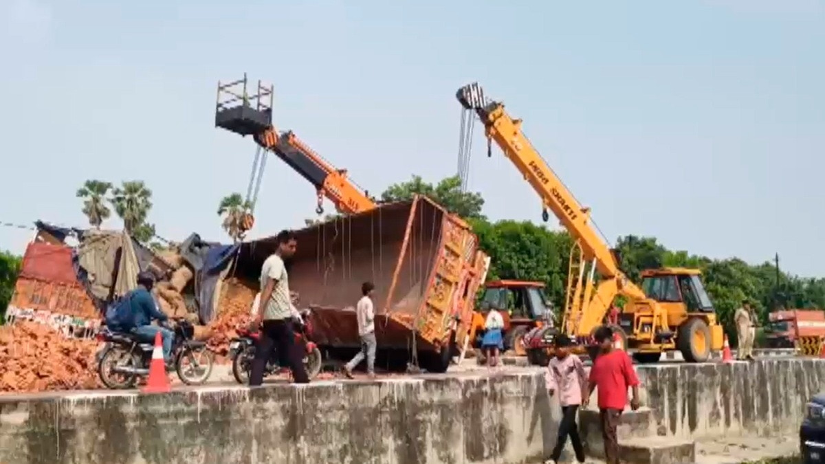 दो ट्रकों की आमने-सामने की टक्कर. (Photo: Screengrab)