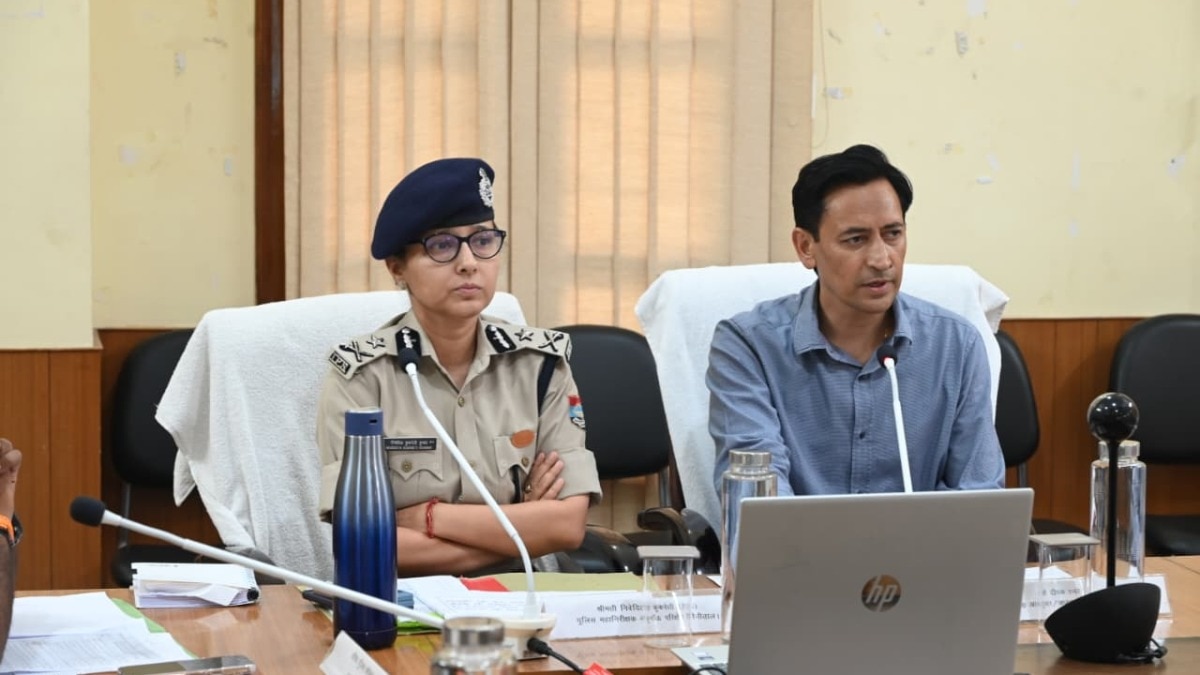 बैठक में कुूूमाऊं कमिश्नर दीपक रावत ने कई सख्त फैसले लिए (Photo ITG)