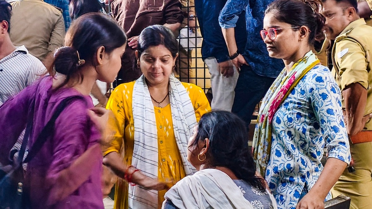 लखनऊ अग्निकांड के बाद इस मां की आंखों से बहते आंसू बता रहे हैं कि उन्हें कितना बड़ा दर्द मिला है. (Photo: PTI)