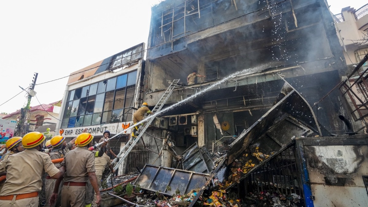 धुएं से घिरे भवन में जिंदगी की जंग हार गए 15 लोग (Photo: PTI)