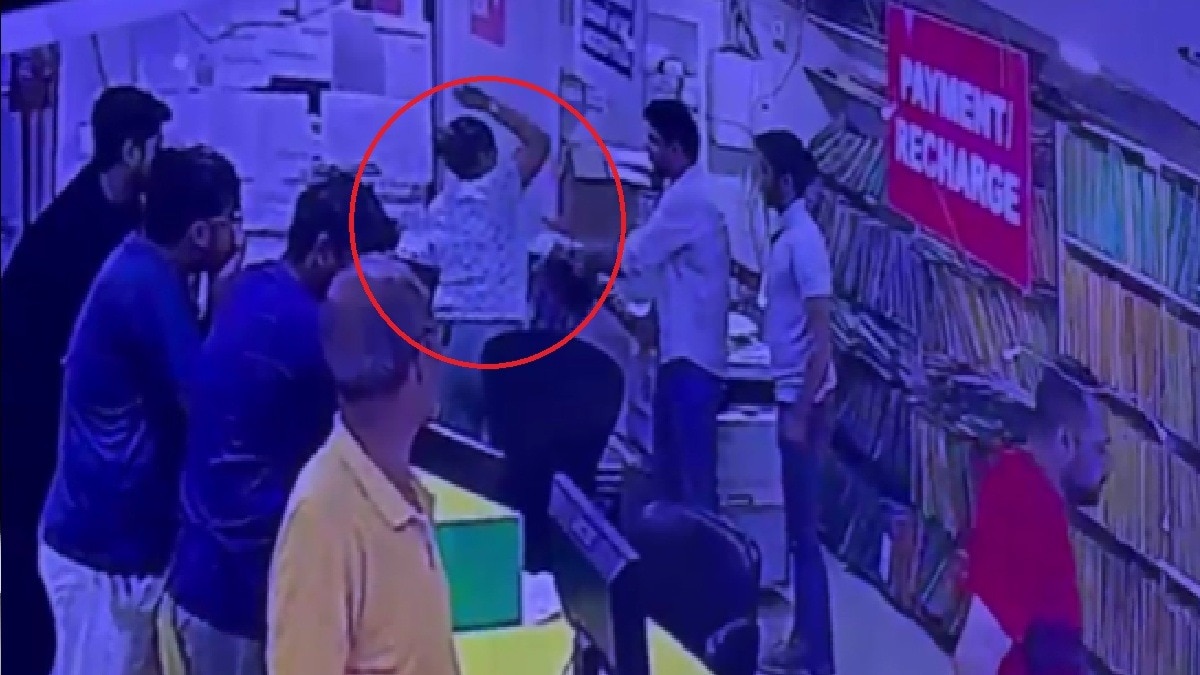 सोसाइटी के मेंटिनेंस स्टाफ को महिला ने जड़े थप्पड़, CCTV वीडियो वायरल (Photo: itg )