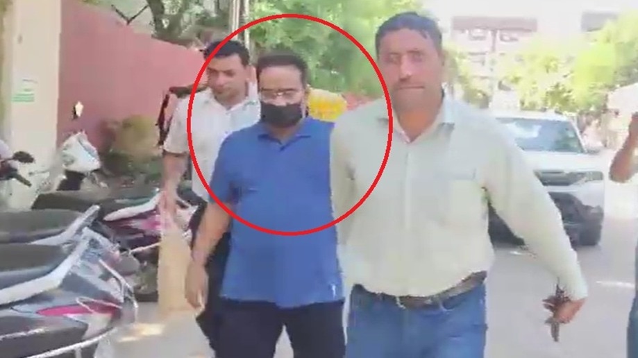 IAS पंकज अग्रवाल को गिरफ्तार कर ले जाते सीबीआई अधिकारी. (Photo: Screengrabs)